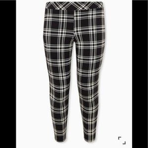 NWT - Premium Legging Black Plaid